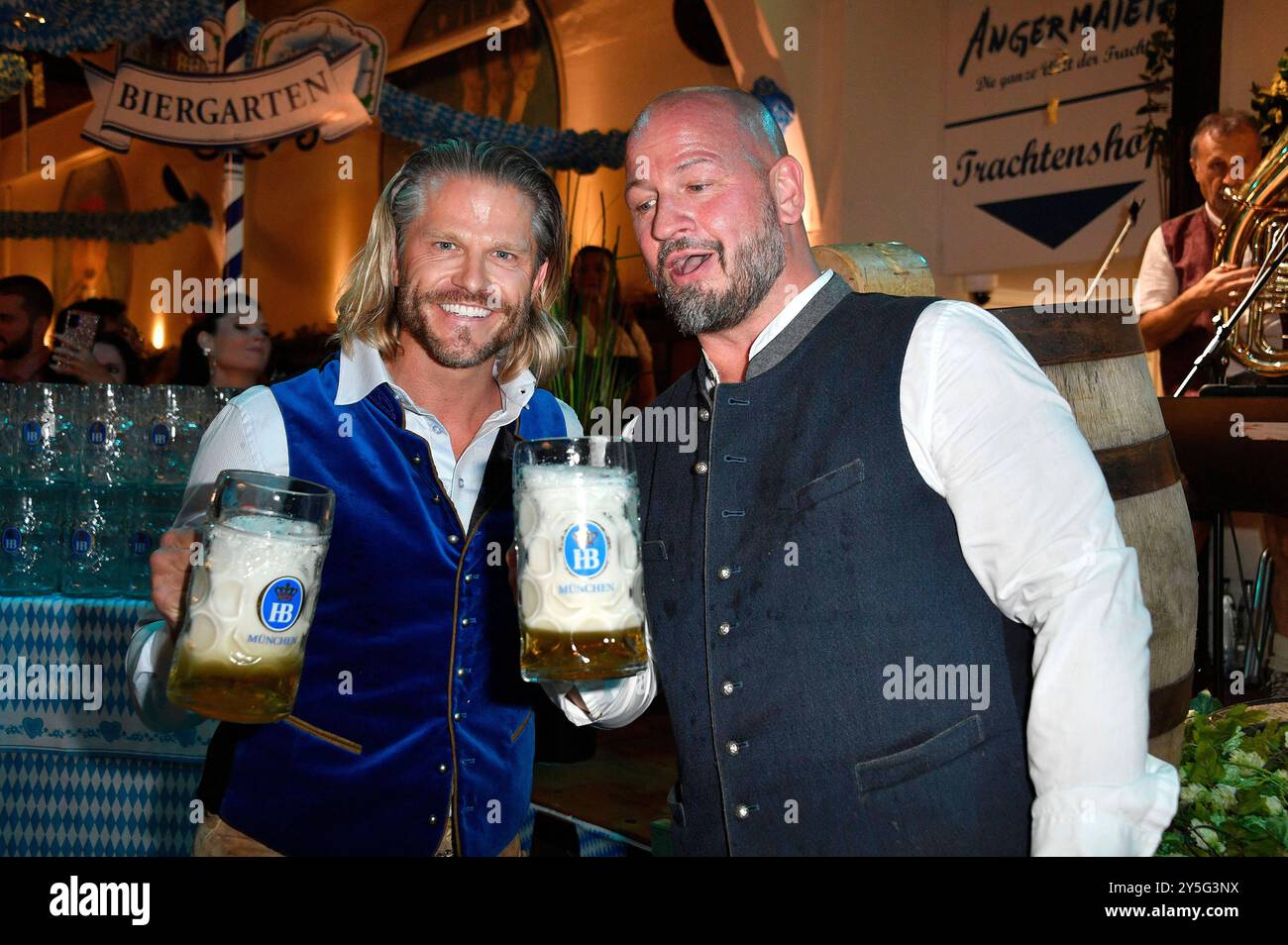 Paul Janke und Björn Schwarz beim Wiesn-Anstich zum Oktoberfest 2024 im Hofbräu Berlin. Berlin, 21.09.2024 *** Paul Janke et Björn Schwarz lors de la cérémonie de tapping de l'Oktoberfest 2024 au Hofbräu Berlin Berlin, 21 09 2024 Foto:Xn.xKubelkax/xFuturexImagex fassanstich_4945 Banque D'Images