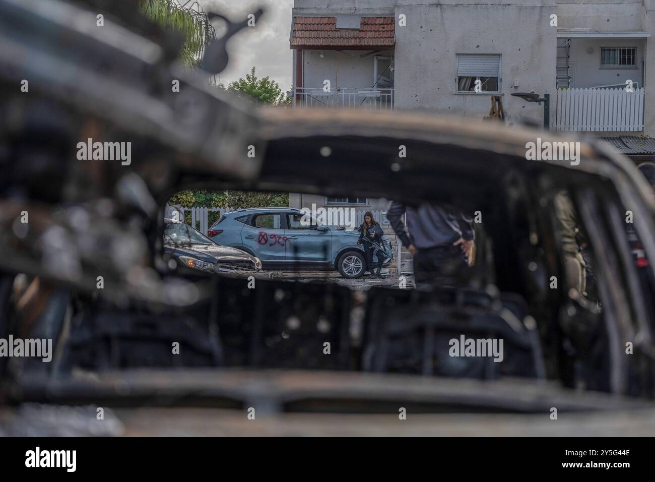 22 septembre 2024, Israël, Kiryat Bialik : des véhicules endommagés peuvent être vus à Kiryat Bialik suite à une frappe du mouvement pro-iranien du Hezbollah. Photo : Ilia Yefimovich/dpa Banque D'Images