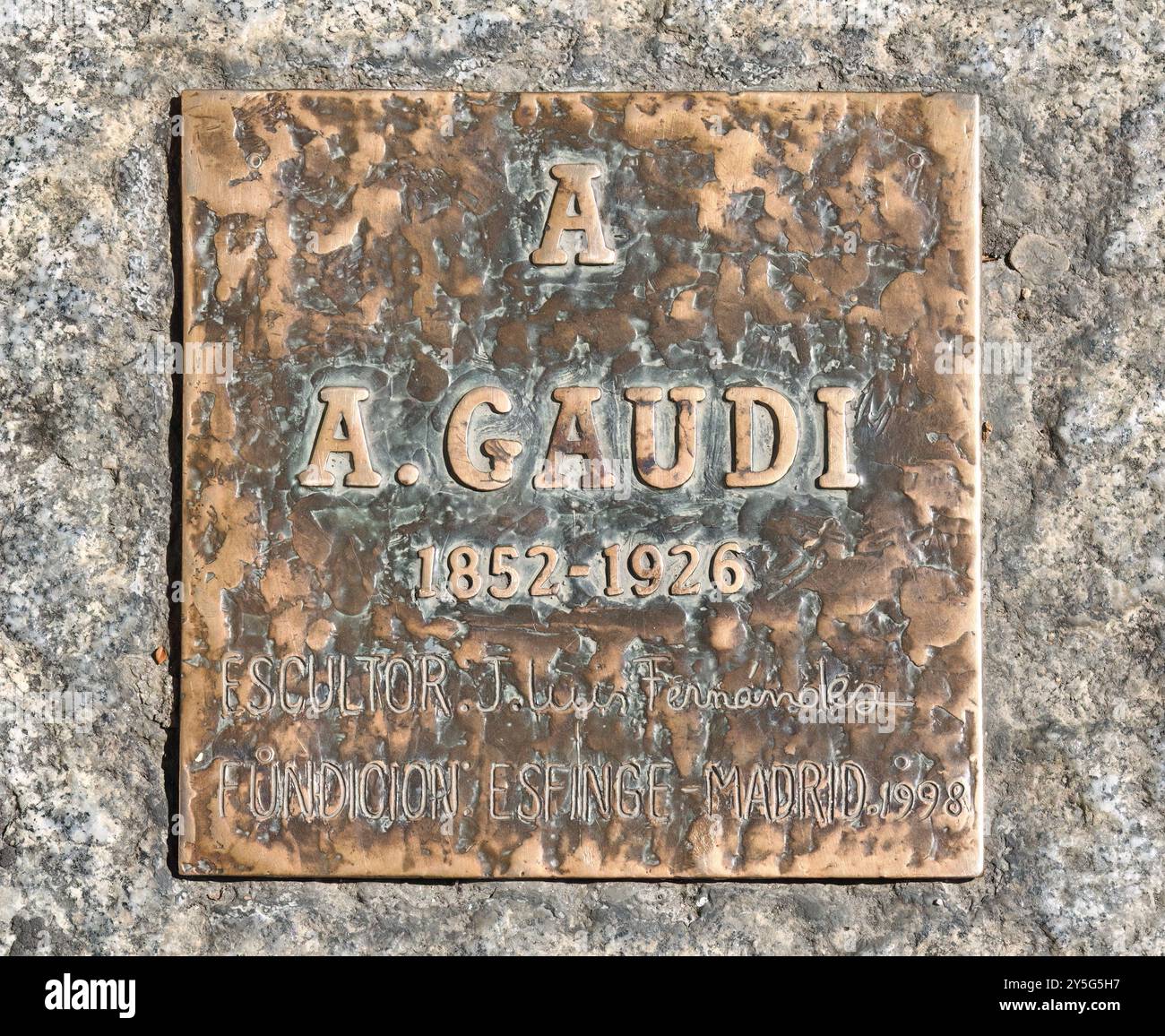 Plaque Bronze banc et sculpture de l'architecte et designer Antoni Gaudí devant la Casa Botines dans le centre-ville Léon Castille et Léon Espagne Banque D'Images