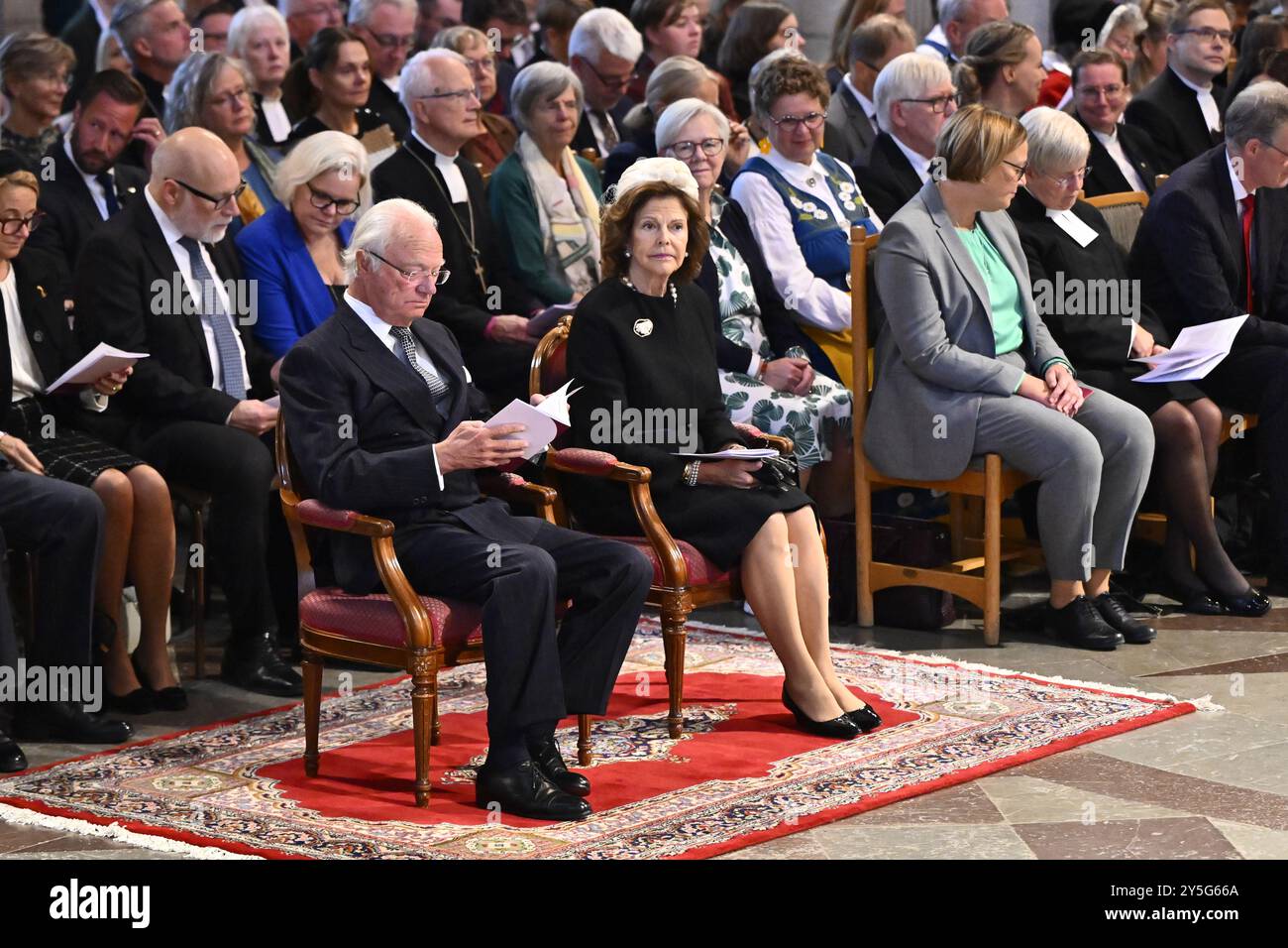 Le roi Carl Gustaf et la reine Silvia assistent à la cérémonie de la consécration de deux nouveaux évêques dimanche dans la cathédrale d'Uppsala, en Suède, le 22 septembre 2024. Photo : Anders Wiklund/TT/Code 10040 crédit : TT News Agency/Alamy Live News Banque D'Images