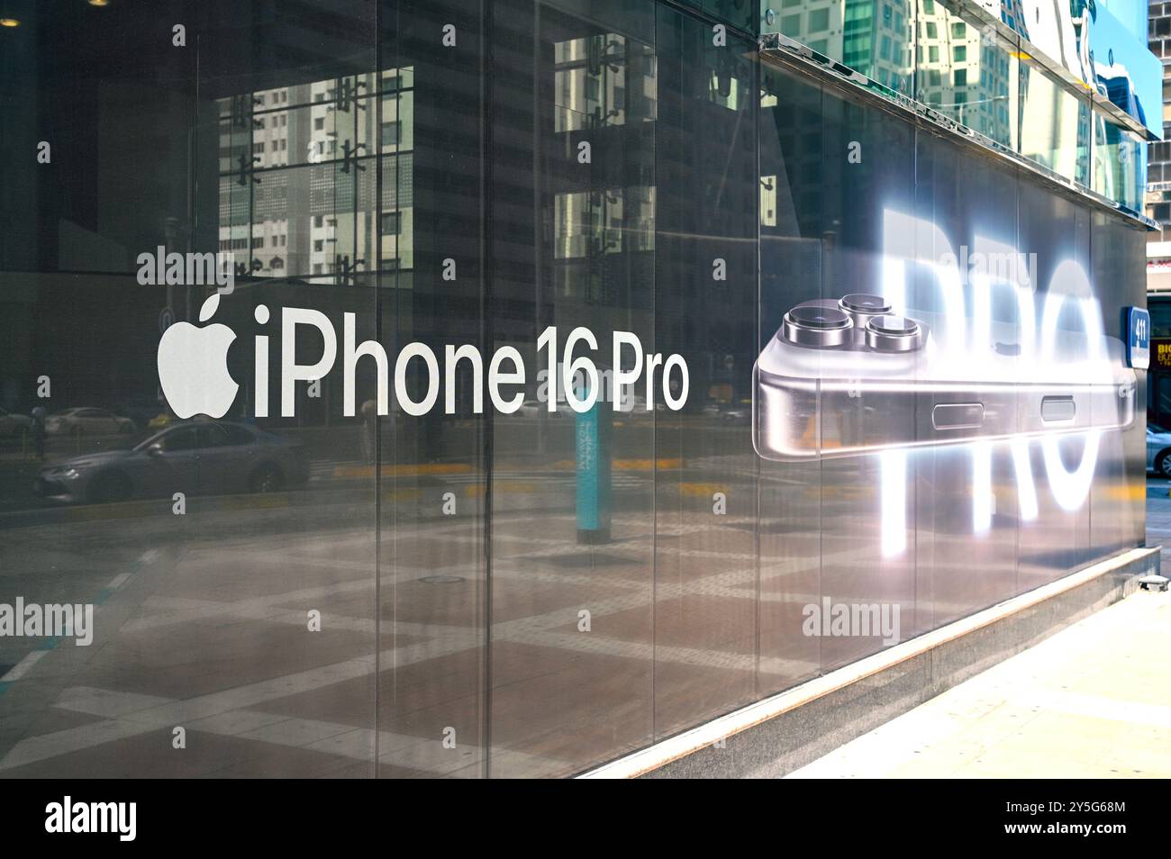 ABU DHABI - 20 septembre : bannière publicitaire avec le nouvel iPhone 16 PRO sur la vitrine Store à Abu Dhabi le 20 septembre. 2024 aux Émirats arabes Unis Banque D'Images