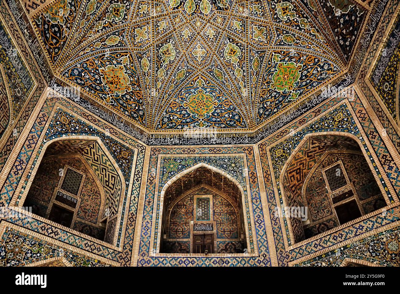 Détail du dôme et des niches à l'intérieur de la mosquée tilya kori dans le Registan de Samarcande Banque D'Images