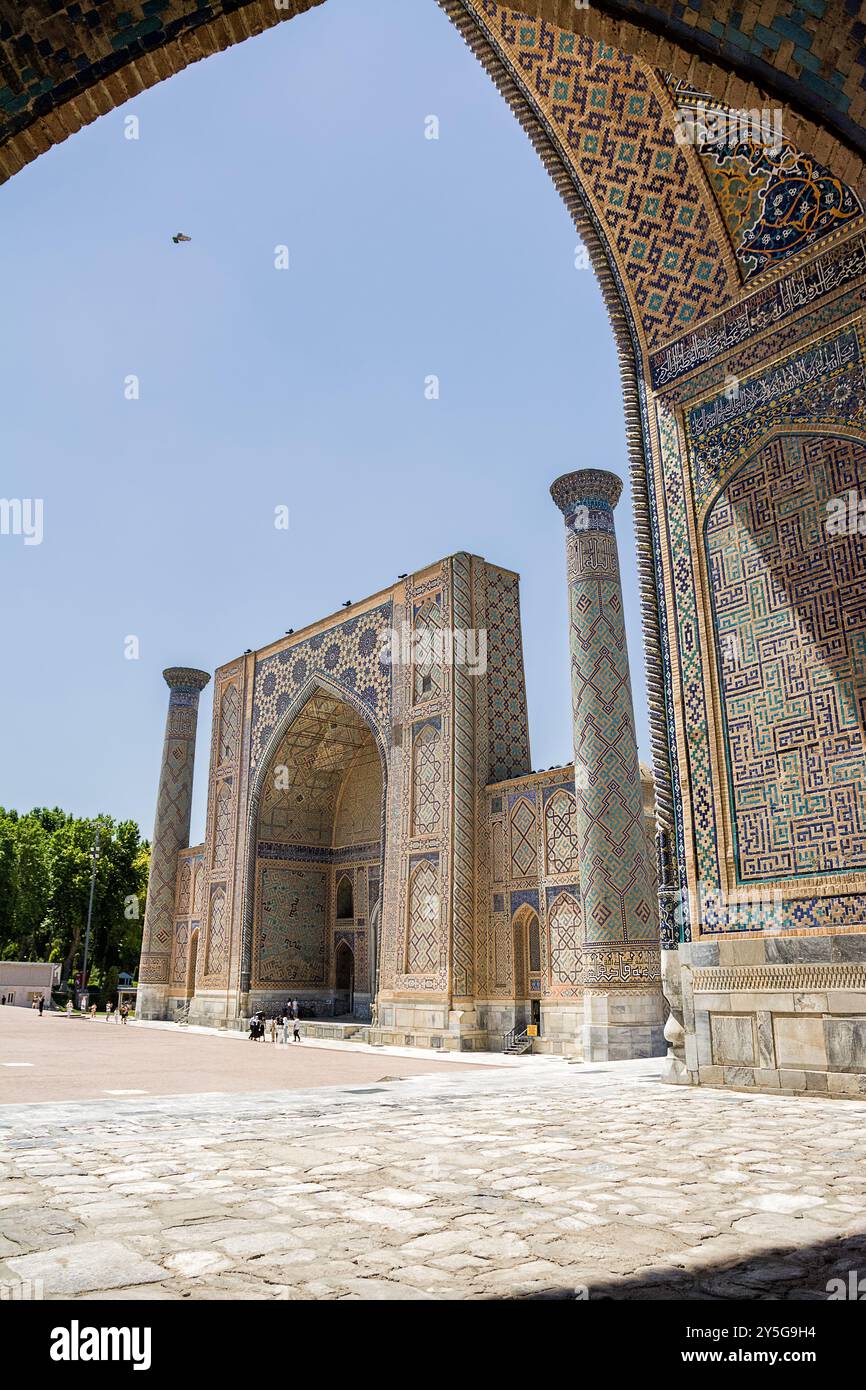 Samarcande, Ouzbékistan - 05 juillet 2024 : Portail et colonnes à Ulug Beg madrassa dans le Registan de Samarcande Banque D'Images