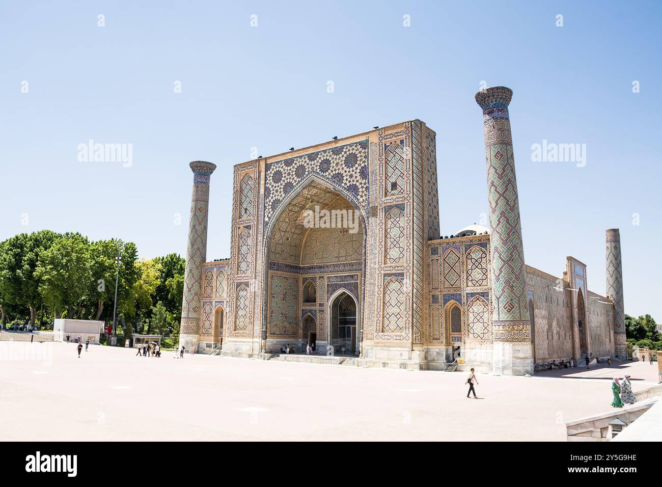 Samarcande, Ouzbékistan - 05 juillet 2024 : Portail et colonnes à Ulug Beg madrassa dans le Registan de Samarcande Banque D'Images