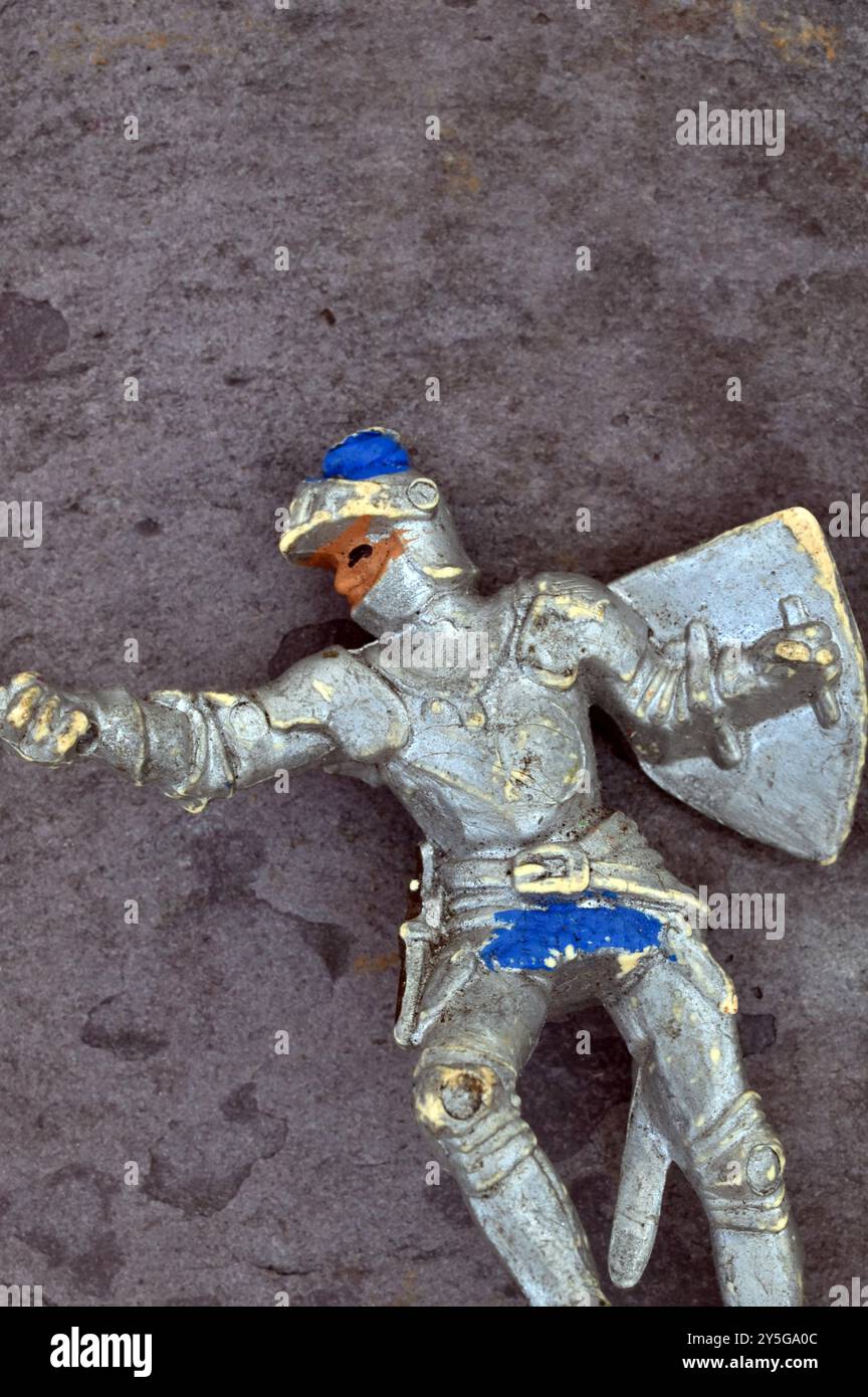 Détail du modèle de jouet vintage de Knight ou Crusader en armure argentée brandissant bouclier et épée Banque D'Images Détail du modèle de jouet vintage de Knight ou Crusader en armure argentée brandissant bouclier et épée Banque D'Images