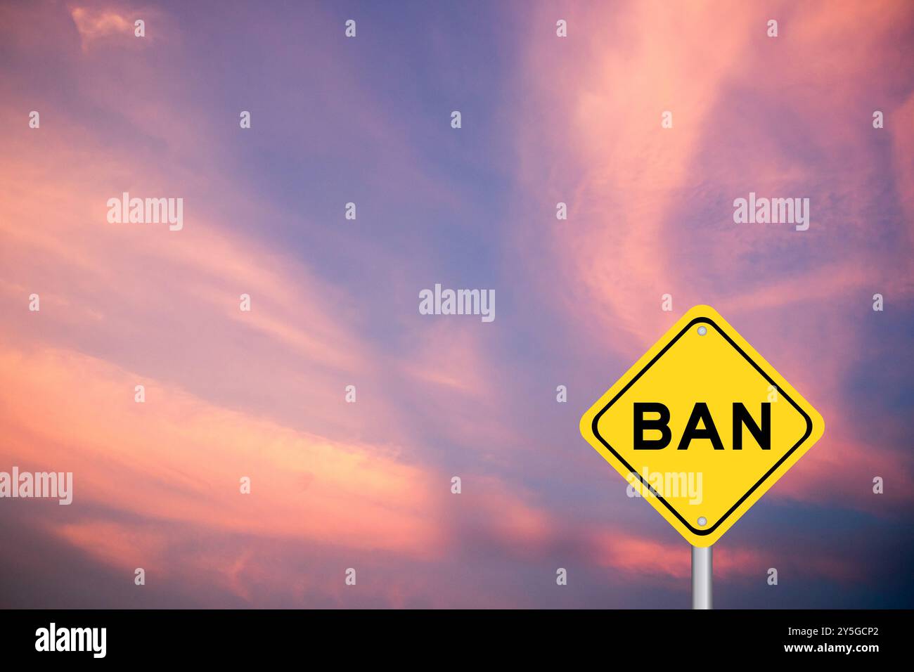 Signe de transport jaune avec le mot Ban sur fond de ciel de couleur violette Banque D'Images