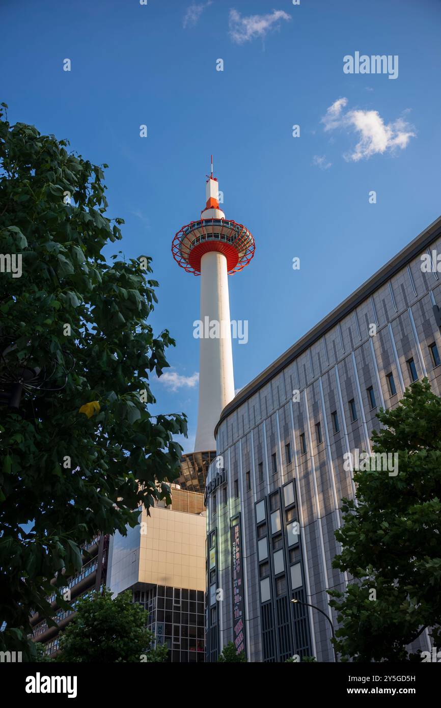 Kyoto, Japon - 18 juin 2024 : la célèbre attraction touristique, Nidec Kyoto Tower et la ville environnante de Kyoto brille dans la lumière du soleil pendant un su tardif Banque D'Images