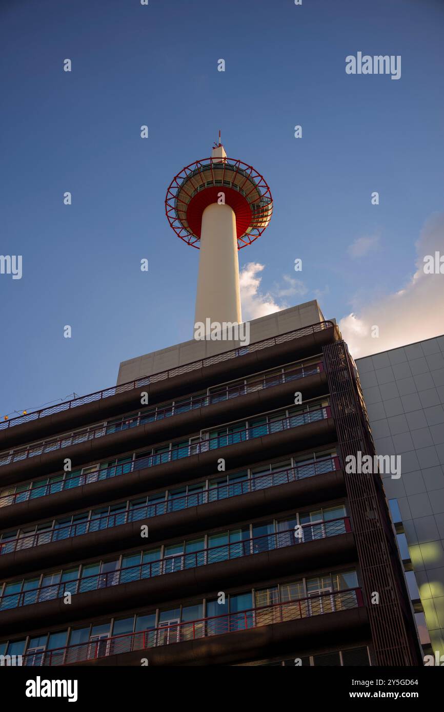 Kyoto, Japon - 18 juin 2024 : la célèbre attraction touristique, Nidec Kyoto Tower et la ville environnante de Kyoto brille dans la lumière du soleil pendant un su tardif Banque D'Images