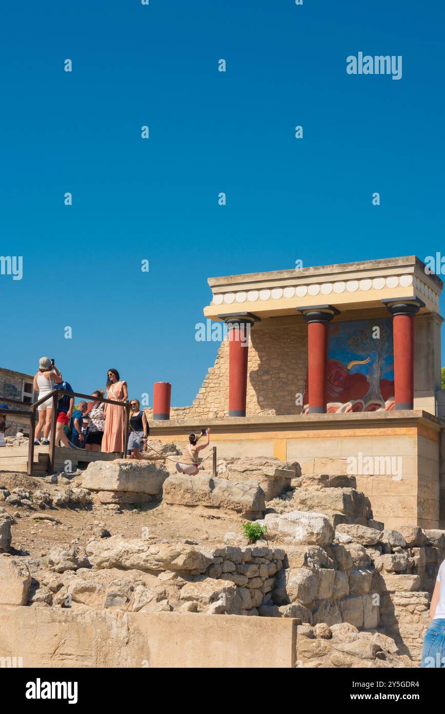 Crete Knossos Palace, vue en été des touristes visitant les ruines minoennes antiques du palais de Knossos datant de 1700 av. J.-C., Héraklion, Crète, Grèce Banque D'Images