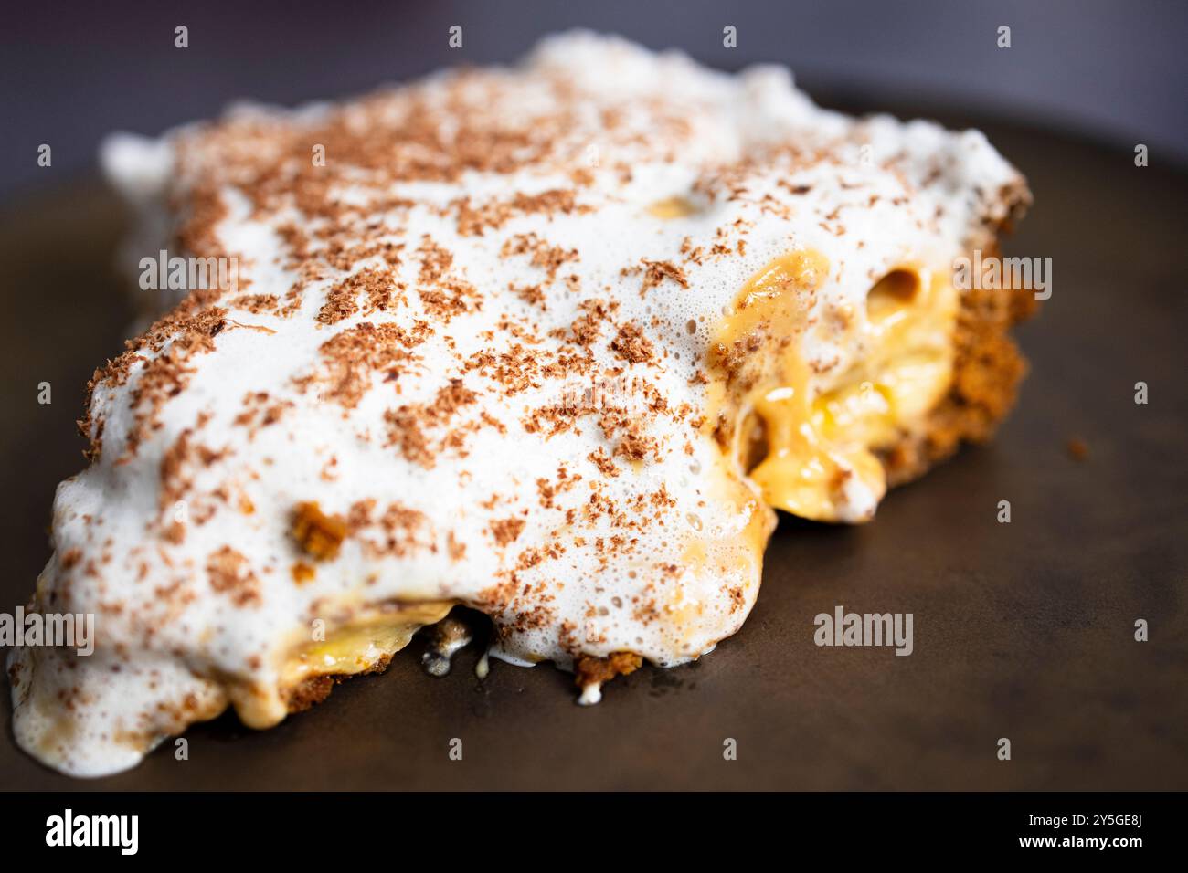 Tarte Banoffee sur une assiette Banque D'Images