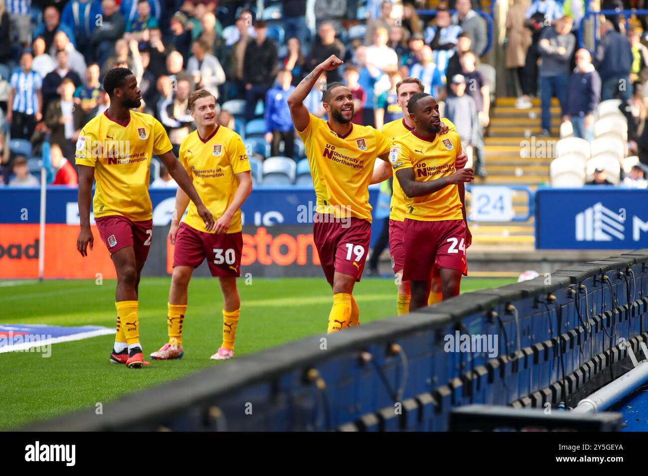 John Smith's Stadium, Huddersfield, Angleterre - 21 septembre 2024 Tariqe Fosu (24) de Northampton Town célèbre avec ses coéquipiers Tyler Roberts (19) de Northampton Town et Samy Chouchane (30) de Northampton Town et Luke Mbete-Tabu (21) de Northampton Town après avoir marqué son 3e but - pendant le match Huddersfield Town v Northampton Town, Sky Bet League One, 2024/25, John Smith's, Huddersfield, England - News 21 septembre 2024 novembre 2006/Newton Live Banque D'Images