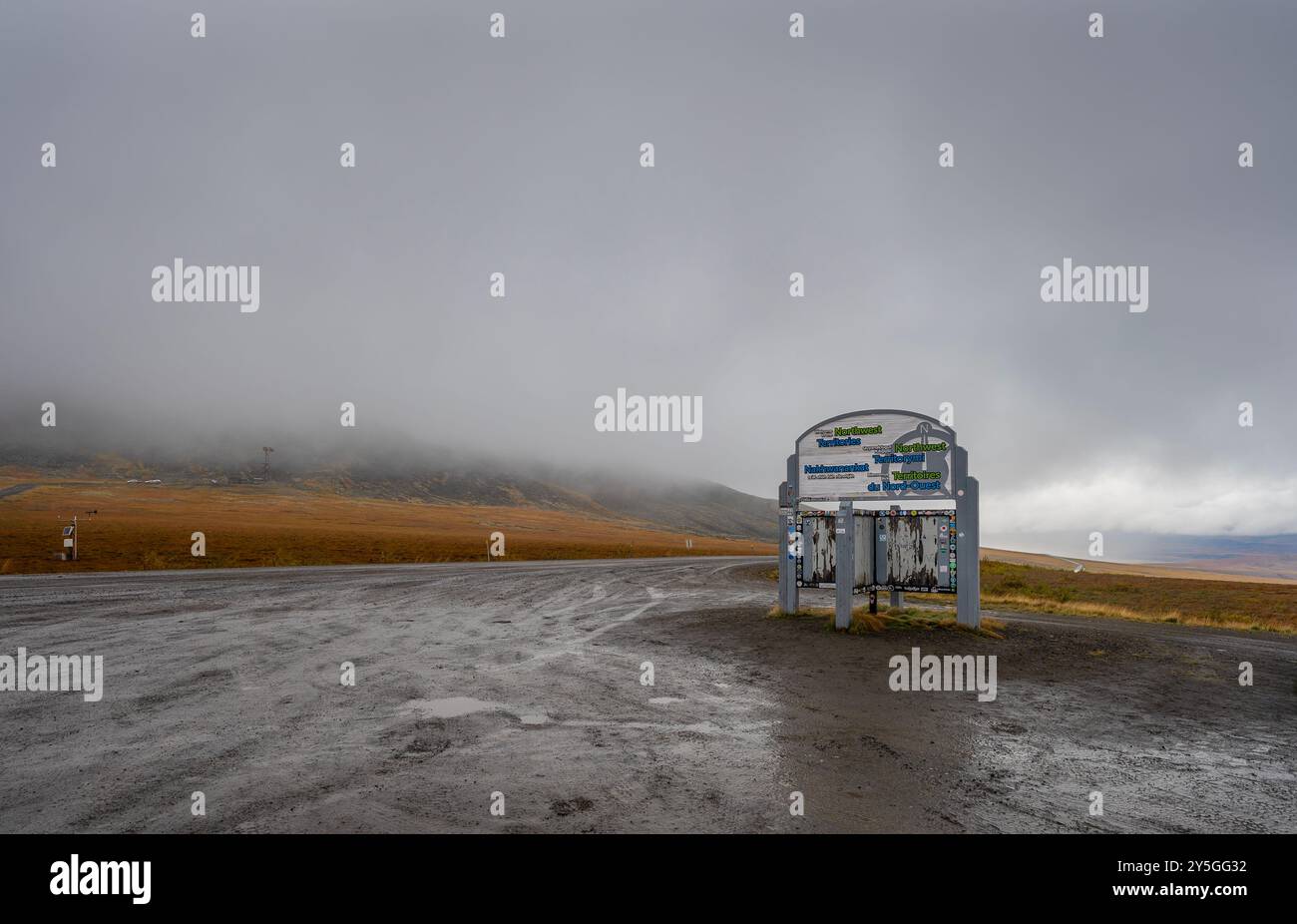 Dempster Highway, Territoires du Nord-Ouest, Canada – 29 août 2024 : panneau d'entrée à la frontière avec le territoire du Yukon Banque D'Images