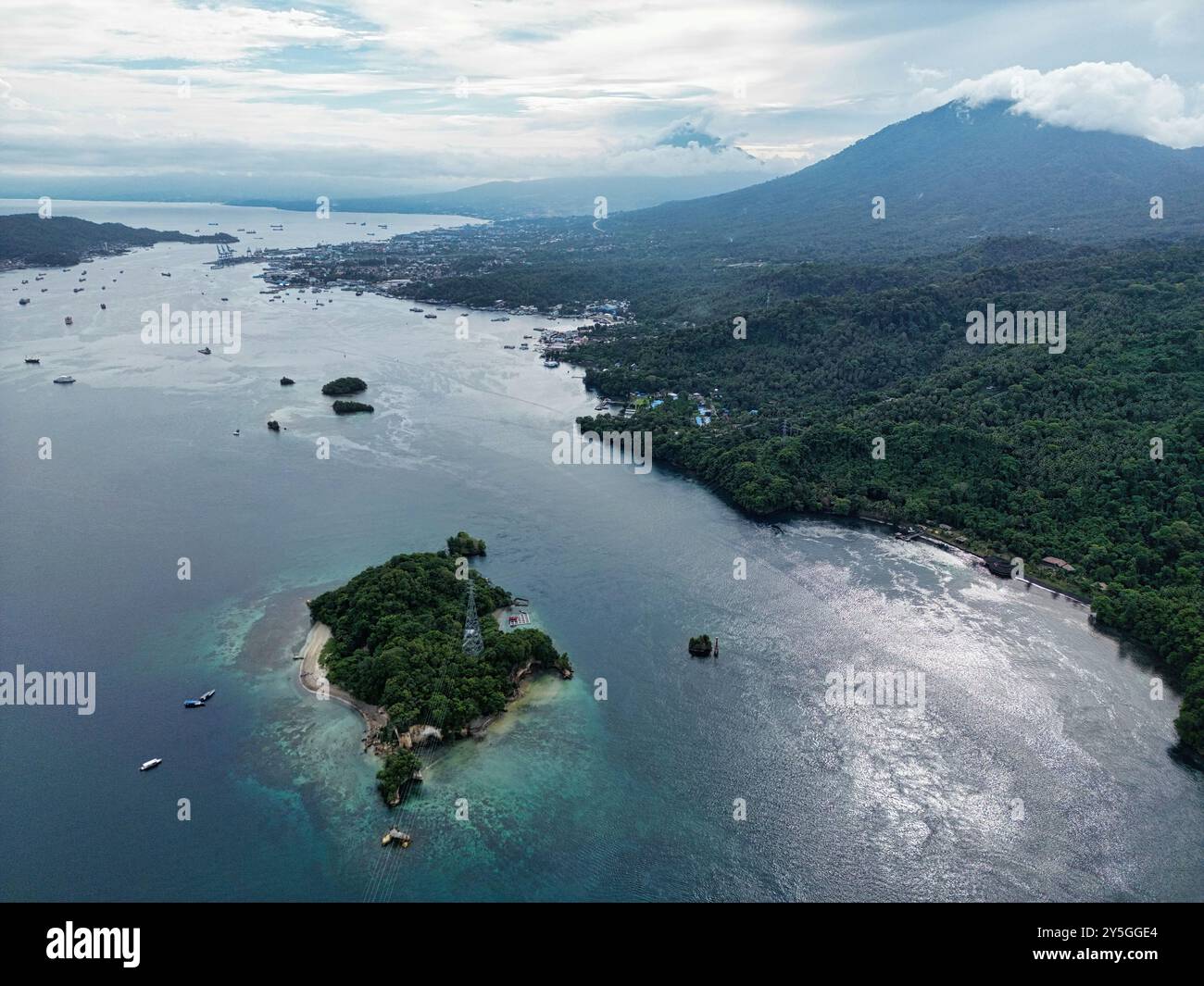 Indonésie Lembeh - Drone vue sur le détroit de Lembeh et la ville de Bitung Banque D'Images