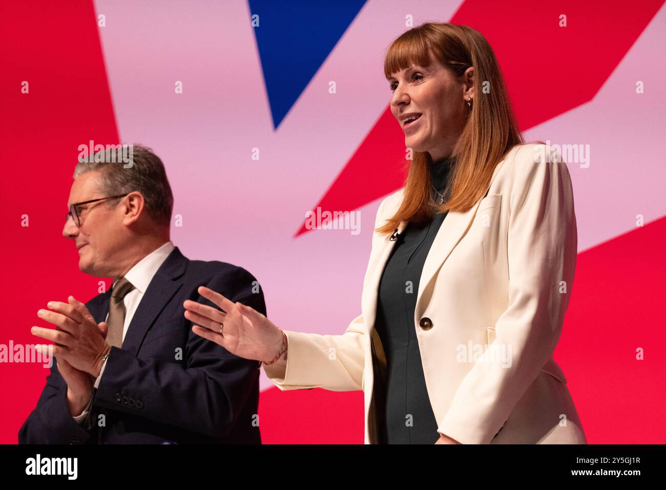 Liverpool, Royaume-Uni. 22 septembre 2024. Le PM Keir Starmer écoute, puis applaudit Angela Rayner, vice-première ministre, vice-présidente du Parti travailliste et secrétaire d’État au logement, aux communautés et aux collectivités locales, alors qu’elle prononce son discours d’ouverture lors de la première journée de la conférence du Parti travailliste 2024 à Liverpool, Royaume-Uni. Elle a été observée et applaudie par le PM Keir Starmer et Rachel Reeves. Patrick Hurley député de Southport a demandé une minute de silence et Angela a été intoduite par la présidente de la Conférence Ellie Reeves. Photo : Garyroberts/worldwidefeatures.com Banque D'Images