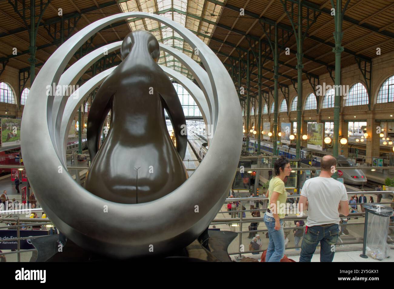 Opéranda, sculpture de l'artiste Ludmila Tcherina, Gare du Nord, Paris, France Banque D'Images