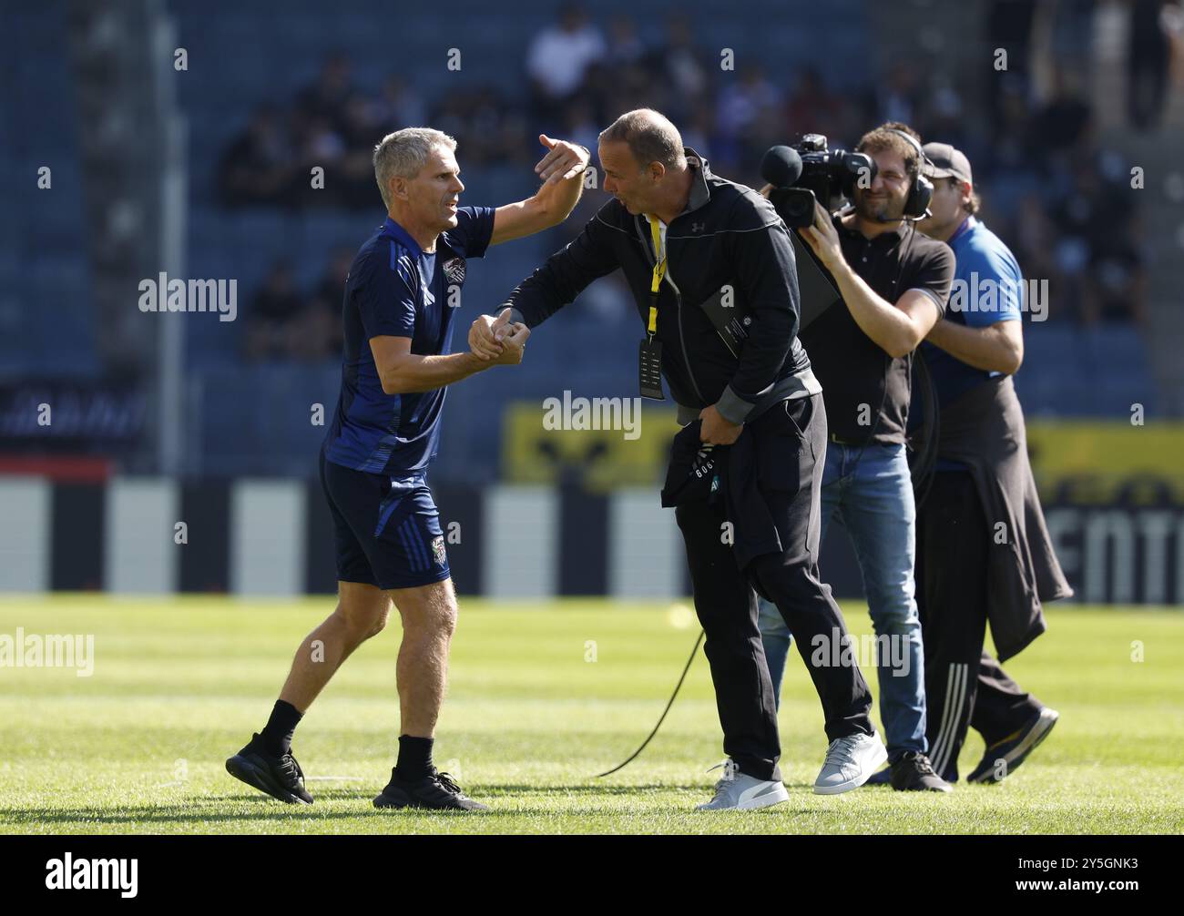 ABD0037 20240922 - GRAZ - Österreich : entraîneur Dietmar Kühbauer (Wolfsberg /links) gratuliert Sturm-Legende Mario Haas zu dessen 50. Geburtstag während der Admiral Bundesliga- Begegnung/7. Runde zwischen SK Puntigamer Sturm Graz und RZ pellets WAC am Sonntag, 22. Septembre 2024, in der Merkur Arena à Graz. - FOTO : APA/ERWIN SCHERIAU - 20240922 PD4086 crédit : APA-PictureDesk/Alamy Live News Banque D'Images