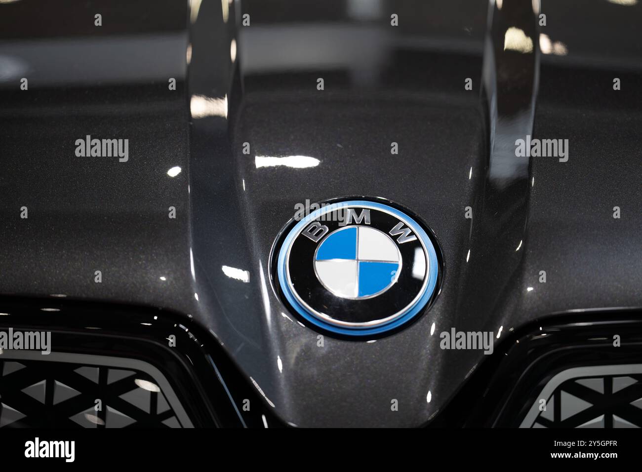 Poznan, Pologne. 8 avril 2022. Gros plan du logo BMW sur le capot de la voiture Banque D'Images