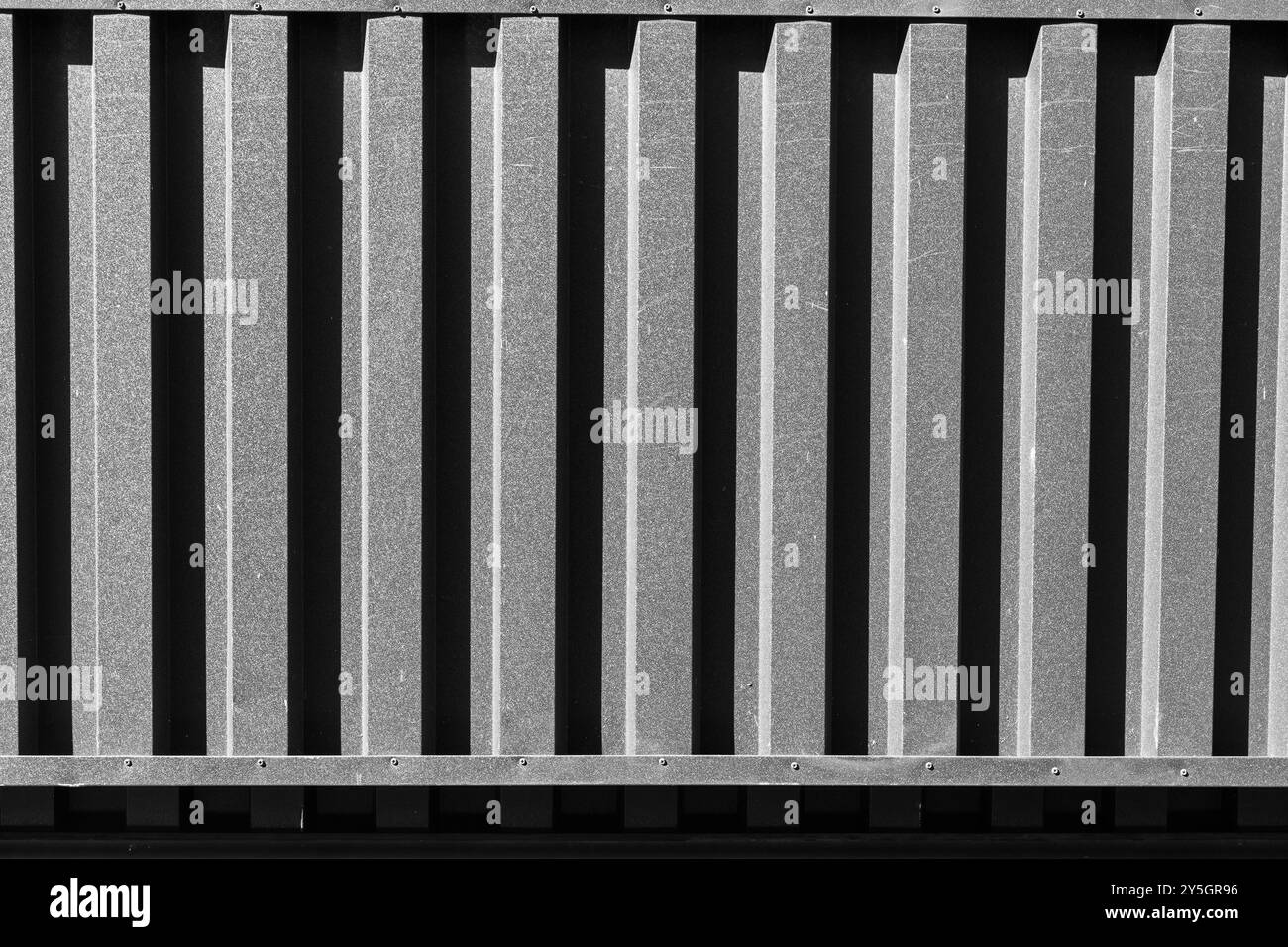 Couverture en métal de grille : motif et texture d'un stand de vendeur de rue Banque D'Images