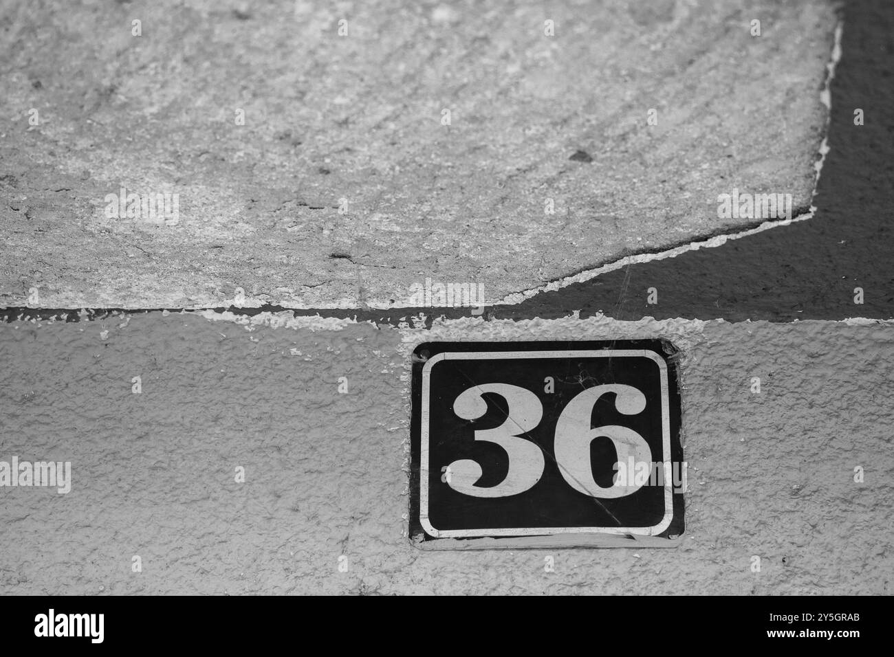 Numéro 36 : adresse du domicile sous le mur de plafond endommagé Banque D'Images