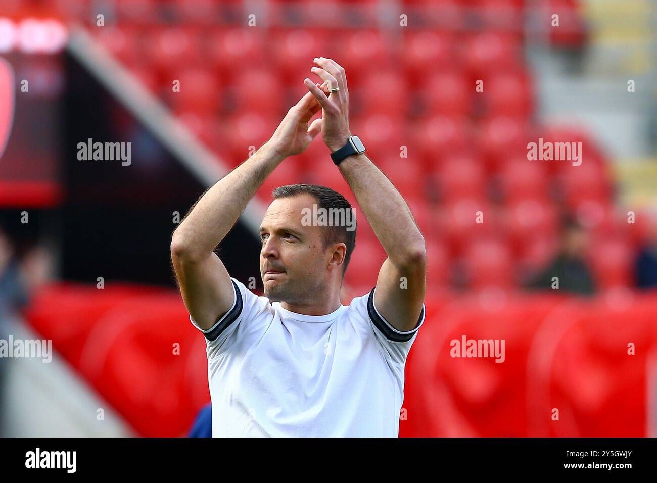 AESSEAL New York Stadium, Rotherham, Angleterre - 21 septembre 2024 Chris Davies manager de Birmingham City applaudit les fans suivants - à la fin du match Rotherham United v Birmingham City, Sky Bet League One, 2024/25, AESSEAL New York Stadium, Rotherham, Angleterre - 21 septembre 2024 crédit : Arthur Haigh/WhiteRosePhotos/Alamy Live News Banque D'Images