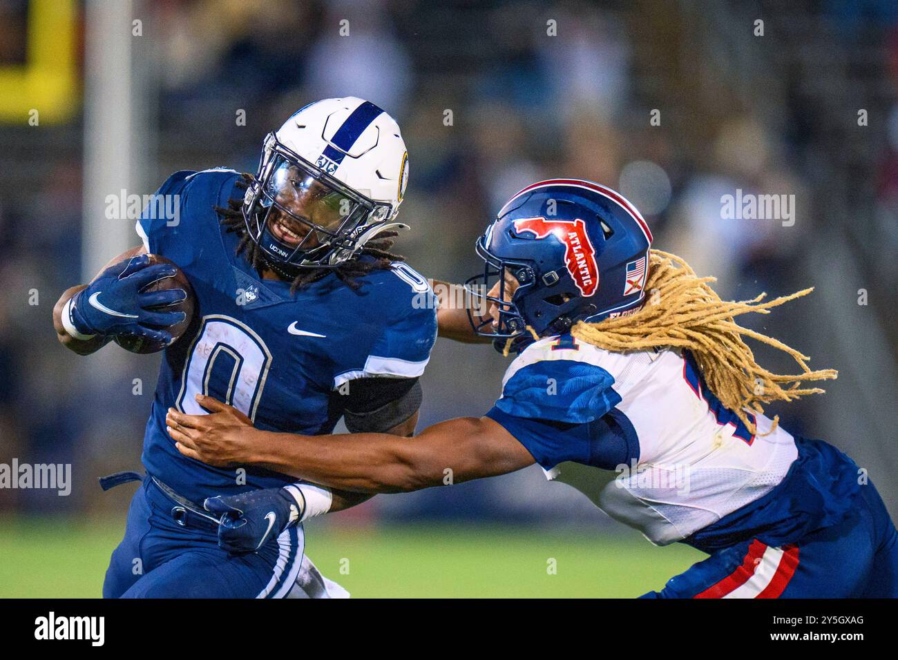 East Hartford, CT, États-Unis. 21 septembre 2024. Connecticut Huskies Running Back Cam Edwards (0) court devant Florida Atlantic Owls Safety CJ Heard (1) lors d'un match de football NCAA au Pratt & Whitney Stadium à East Hartford, CT. Rusty Jones/Cal Sport Media/Alamy Live News Banque D'Images