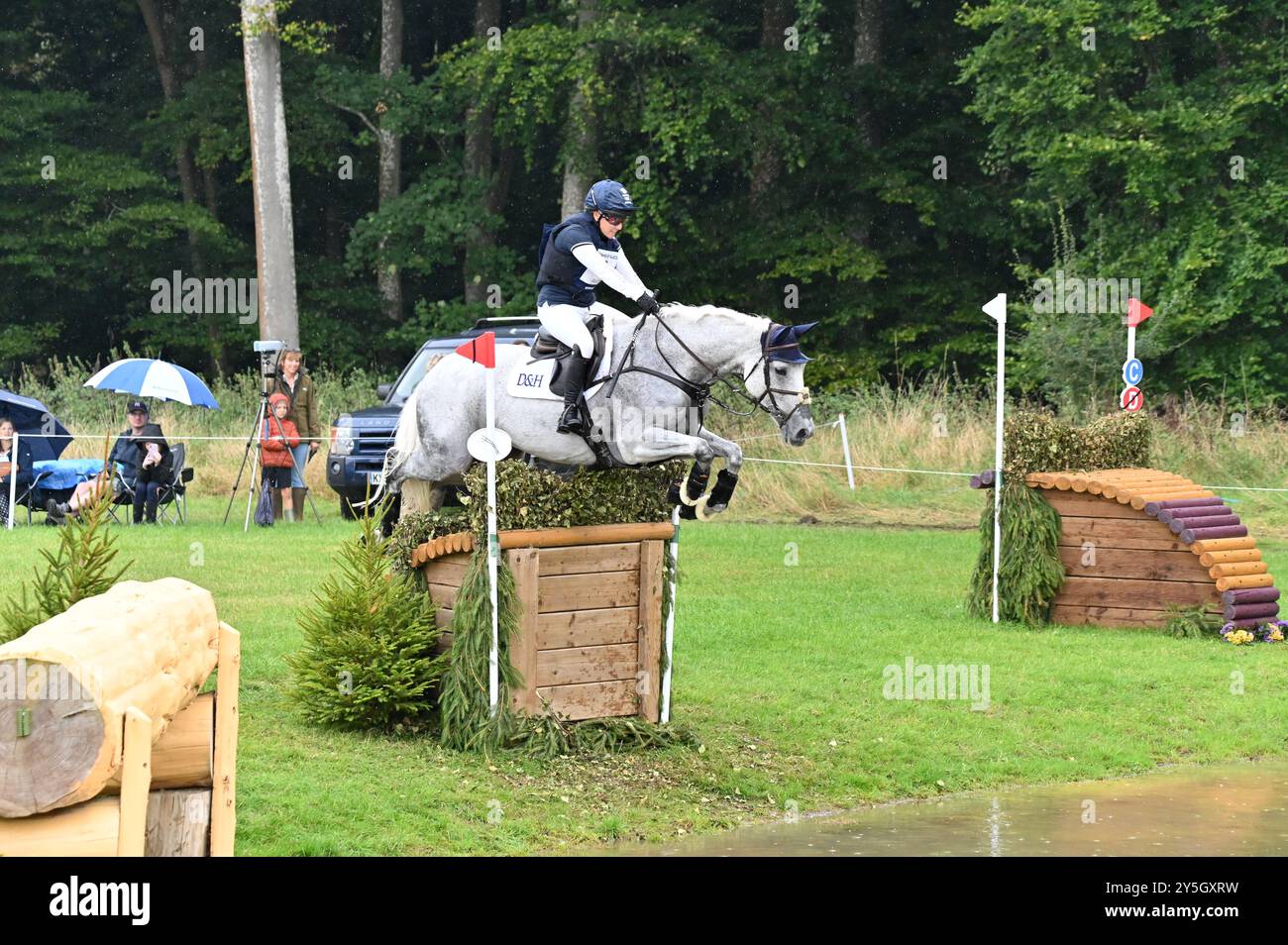 Laura Collett sur Hester, phase cross-country de la compétition CCI4* -l, Blenheim Palace International Horse Trials 2024, Blenheim Palace, Woodstock, Banque D'Images