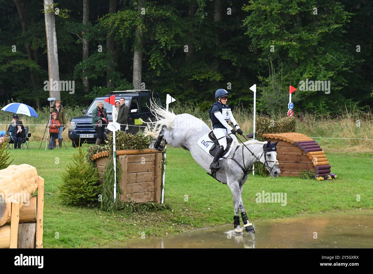 Laura Collett sur Hester, phase cross-country de la compétition CCI4* -l, Blenheim Palace International Horse Trials 2024, Blenheim Palace, Woodstock, Banque D'Images