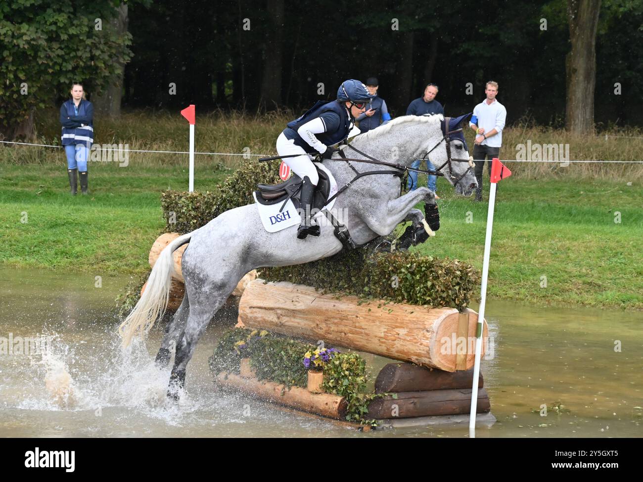 Laura Collett sur Hester, phase cross-country de la compétition CCI4* -l, Blenheim Palace International Horse Trials 2024, Blenheim Palace, Woodstock, Banque D'Images