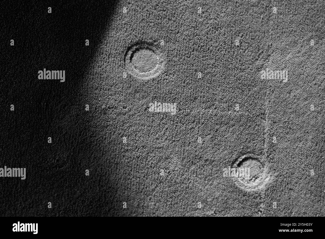 Formes rondes – traînées de tabouret sur tapis, point de vue abstrait Banque D'Images