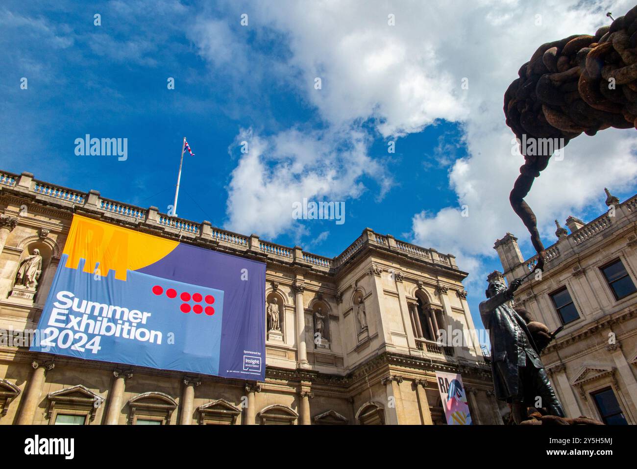 Une bannière pour la Royal Academy of Arts, exposition d'été 2024, Londres, Angleterre, Royaume-Uni Banque D'Images