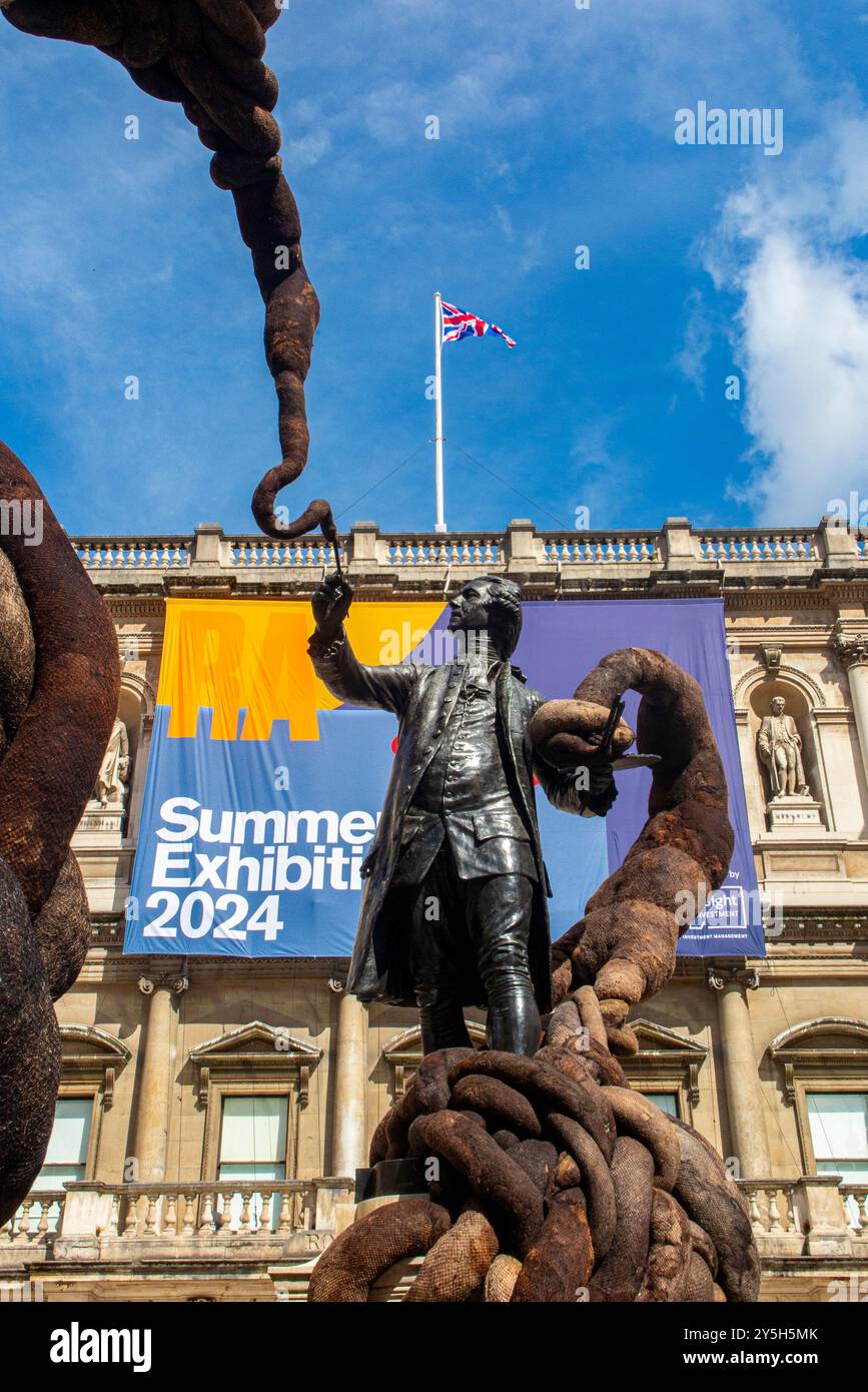 Une bannière pour la Royal Academy of Arts, exposition d'été 2024, Londres, Angleterre, Royaume-Uni Banque D'Images