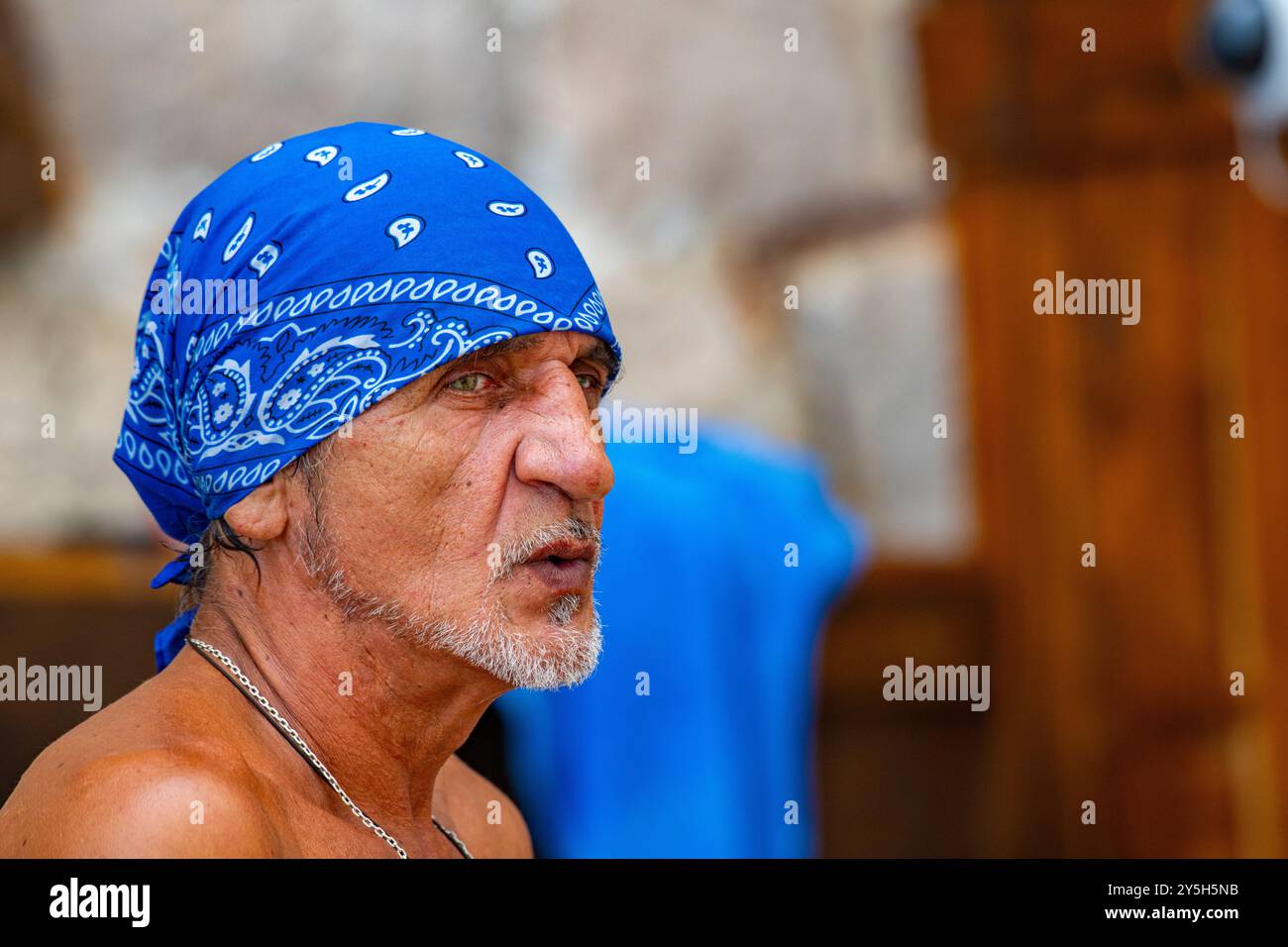 Un homme croate cool portant un bandana bleu Banque D'Images