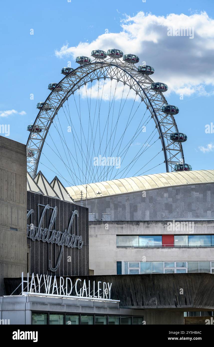 Londres, Royaume-Uni. London Eye au-dessus de la Hayward Gallery sur la rive sud Banque D'Images
