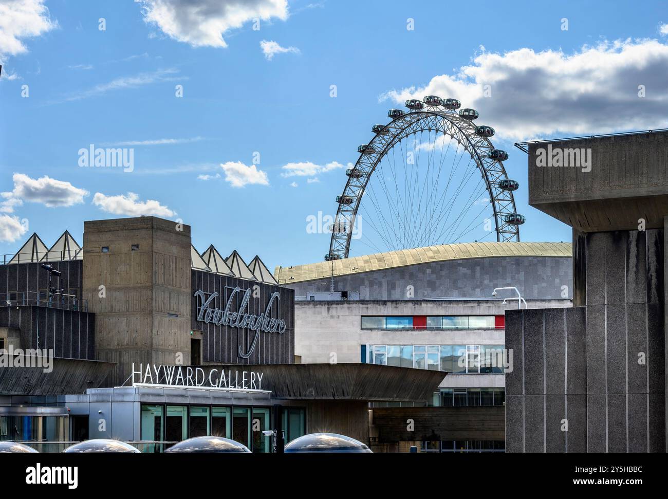 Londres, Royaume-Uni. London Eye au-dessus de la Hayward Gallery sur la rive sud Banque D'Images