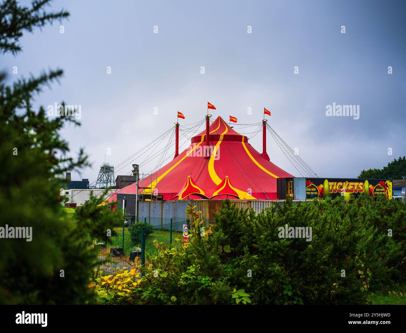 CIRCUS FANTASIA CIRQUE GRANDE TENTE HAUT Banque D'Images