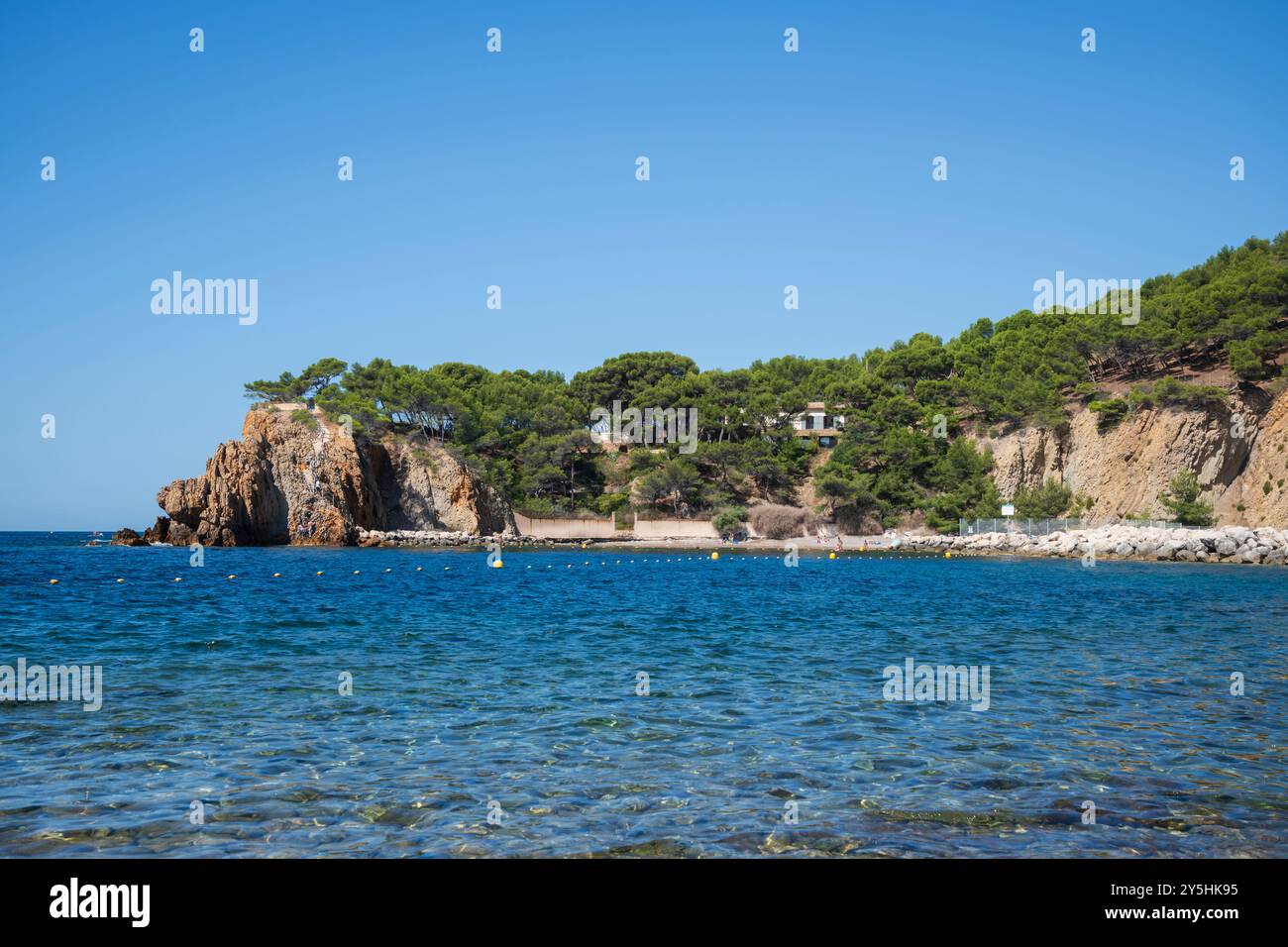 Les gens profitent d’une journée ensoleillée sur la plage de Calanque de Figuières à Ensues-la-redonne, dans le sud de la France, capturant la joie de la détente estivale Banque D'Images