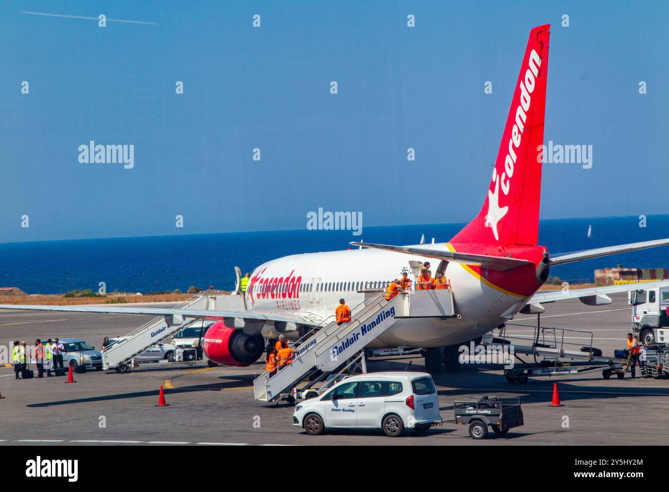 Un avion de Corendon Airlines sur la piste de l'aéroport d'Héraklion en Crète, Grèce. Banque D'Images