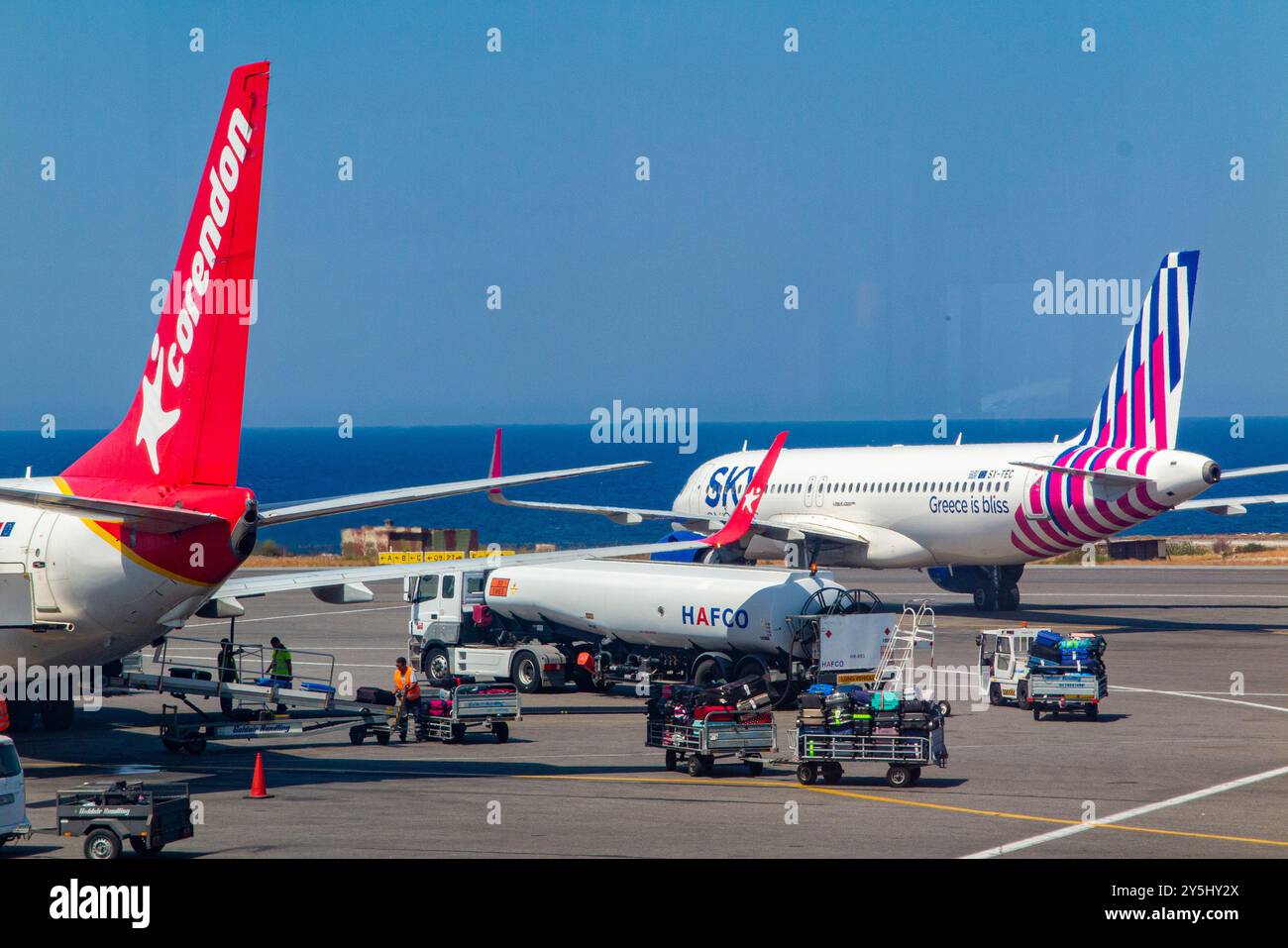 Un avion Corendon Airlines qnd Sky Airlines sur la piste de l'aéroport d'Héraklion en Crète, Grèce. Banque D'Images
