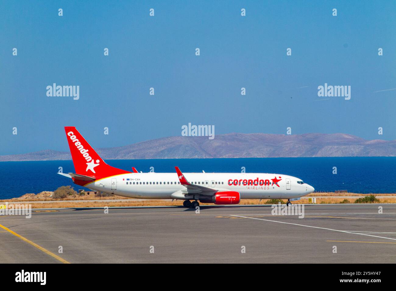 Un avion de Corendon Airlines sur la piste de l'aéroport d'Héraklion en Crète, Grèce. Banque D'Images
