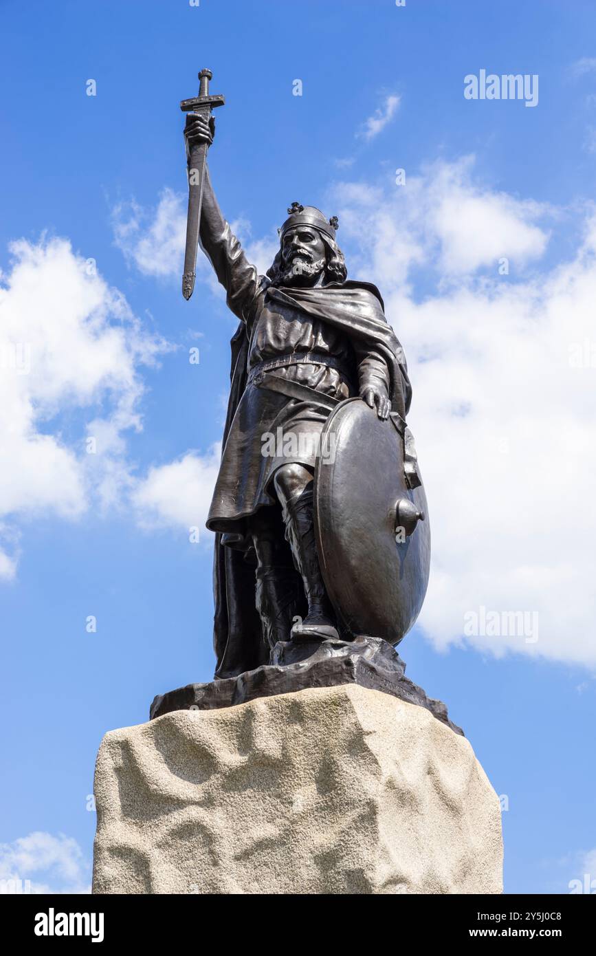 Alfred la Grande statue du roi Alfred la Grande statue Winchester sur le Broadway Winchester Hampshire Angleterre GB Europe Banque D'Images