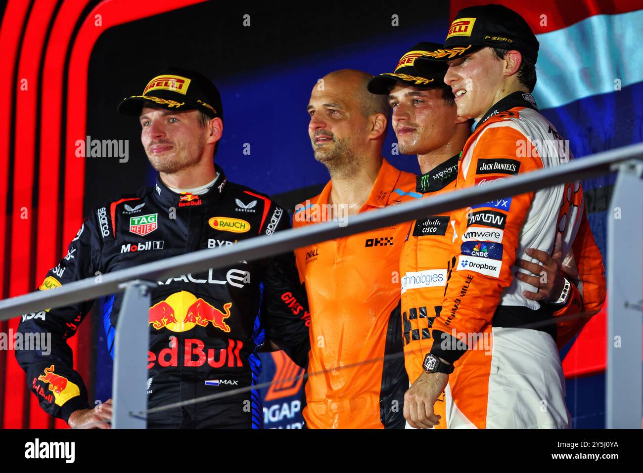 Singapour, Singapour. 22 septembre 2024. Le podium (G à d) : Max Verstappen (NLD) Red Bull Racing, deuxième ; Paul Barnes (GBR) McLaren Directeur du soutien et de la logistique célèbre sur le podium ; Lando Norris (GBR) McLaren, vainqueur de la course ; Oscar Piastri (AUS) McLaren, troisième. Championnat du monde de formule 1, Rd 18, Grand Prix de Singapour, dimanche 22 septembre 2024. Marina Bay Street circuit, Singapour. Crédit : James Moy/Alamy Live News Banque D'Images