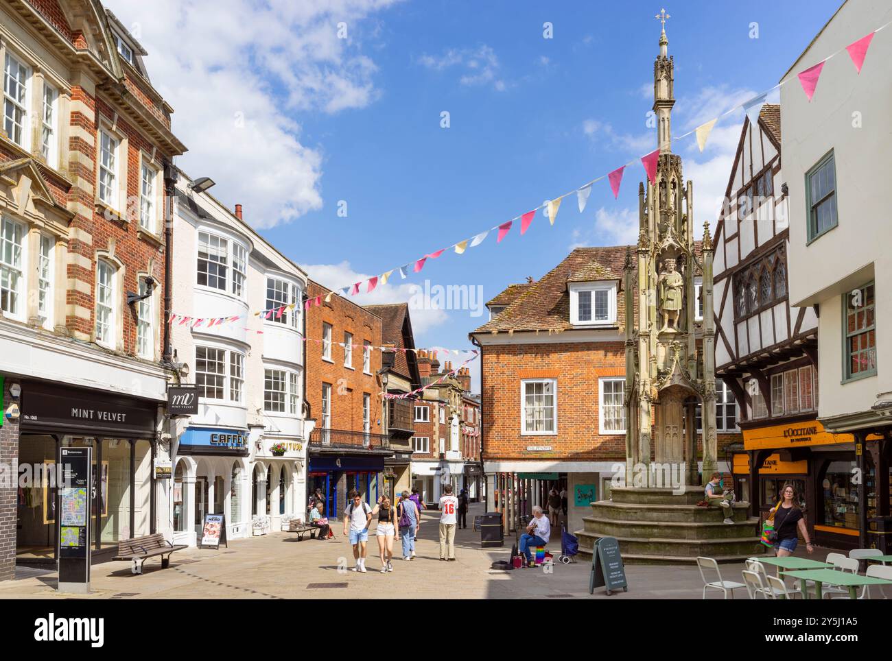 Winchester High Street avec la High Cross ou Buttercross Monument Winchester centre-ville Winchester UK Winchester Hampshire Angleterre GB Europe Banque D'Images