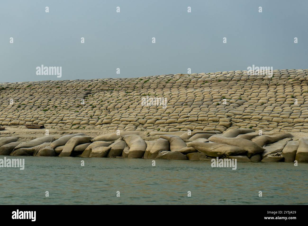 Géobags sacs de sable pour protéger la rive de l'érosion et des inondations, Bangladesh, rivière Padma Banque D'Images