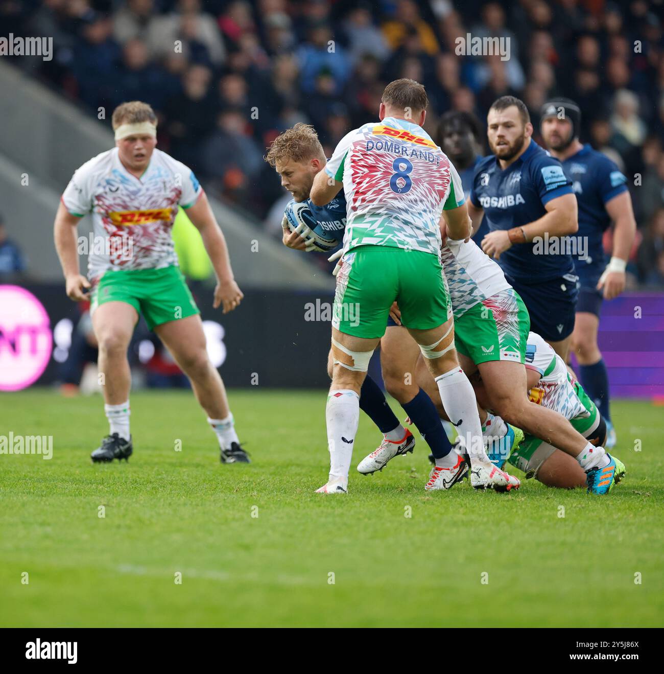 22 septembre 2024 ; Salford Community Stadium, Salford, Lancashire, Angleterre; Gallagher Premiership Rugby, Sale Sharks versus Harlequins ; Gus Warr de Sale Sharks est attaqué par Alex Dombrandt de Harlequins Banque D'Images