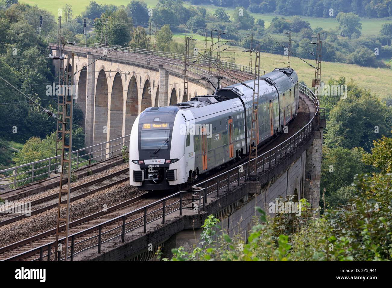 Eisenbahnverkehr auf dem Eisenbahnviadukt Altenbeken. RegionalExpress Zug von National Express RE11 Rhein-Hellweg-Express. Rhein-Ruhr-Express. Auf der Strecke Kassel-Wilhelmshöhe - Hamm HBF. Eingesetzt werden Siemens Desiro HC Triebzüge. Altenbeken, Nordrhein-Westfalen, DEU, Deutschland, 03.09.2024 *** trafic ferroviaire sur le viaduc ferroviaire d'Altenbeken train express régional de National Express RE11 Rhein Hellweg Express Rhein Ruhr Express sur la Kassel Wilhelmshöhe Hamm HBF ligne Siemens Desiro HC plusieurs unités sont utilisées Altenbeken, Rhénanie du Nord-Westphalie, DEU, Allemagne, 03 09 2024 Banque D'Images