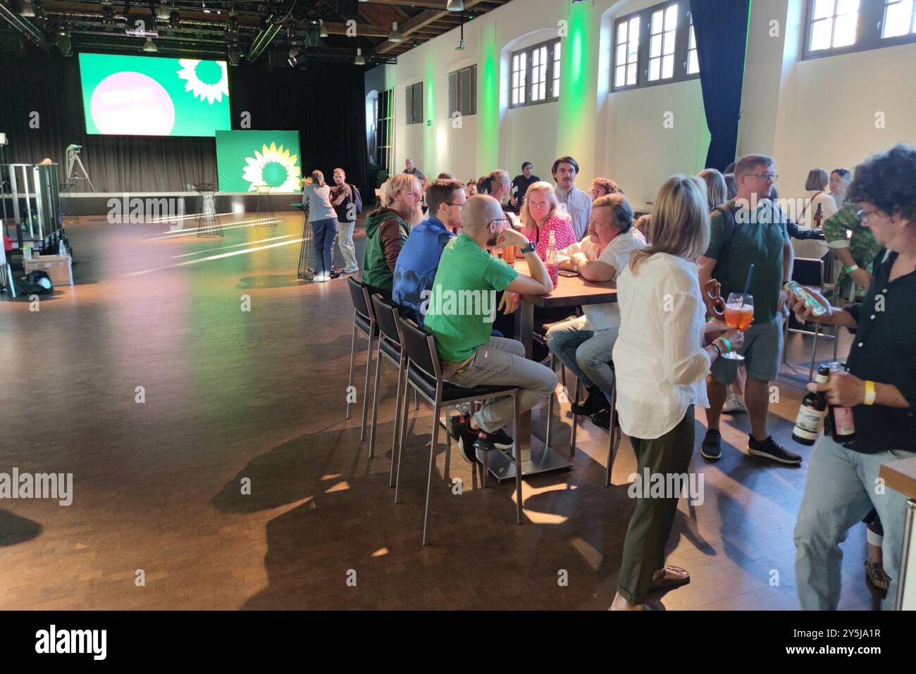 Potsdam, Brandenburg, Deutschland, 22.09.2024 : Schinkelhalle : Grünen-Wahlparty zur Landtagswahl in Brandenburg : Anhänger der Grünen warten auf die 18-Uhr-Prognose *** Potsdam, Brandenburg, Allemagne, 22 09 2024 Schinkelhalle Parti vert parti électoral pour les élections d'État du Brandebourg Parti vert partisans pour les prévisions de 18 heures Copyright : xdtsxNachrichtenagenturx dts 46917 Banque D'Images
