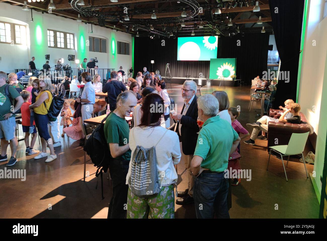 Potsdam, Brandenburg, Deutschland, 22.09.2024 : Schinkelhalle : Grünen-Wahlparty zur Landtagswahl in Brandenburg : Anhänger der Grünen warten auf die 18-Uhr-Prognose *** Potsdam, Brandenburg, Allemagne, 22 09 2024 Schinkelhalle Parti vert parti électoral pour les élections d'État du Brandebourg Parti vert partisans pour les prévisions de 18 heures Copyright : xdtsxNachrichtenagenturx dts 46927 Banque D'Images