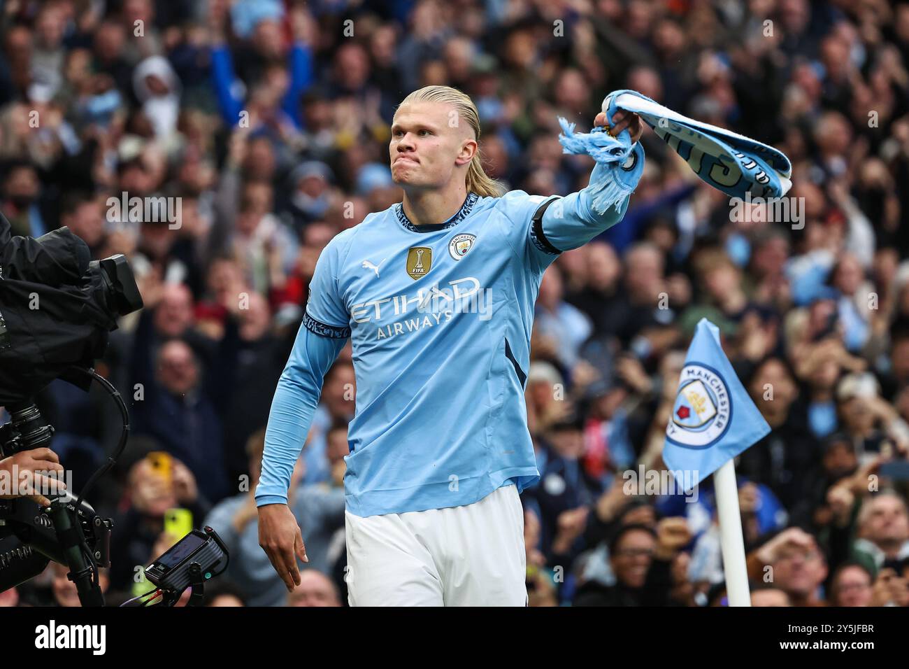 Erling Haaland de Manchester City célèbre son 100ème but pour faire 1-0 lors du match de premier League Manchester City vs Arsenal à l'Etihad Stadium, Manchester, Royaume-Uni, le 22 septembre 2024 (photo par Mark Cosgrove/News images) dans, le 22/09/2024. (Photo de Mark Cosgrove/News images/SIPA USA) crédit : SIPA USA/Alamy Live News Banque D'Images