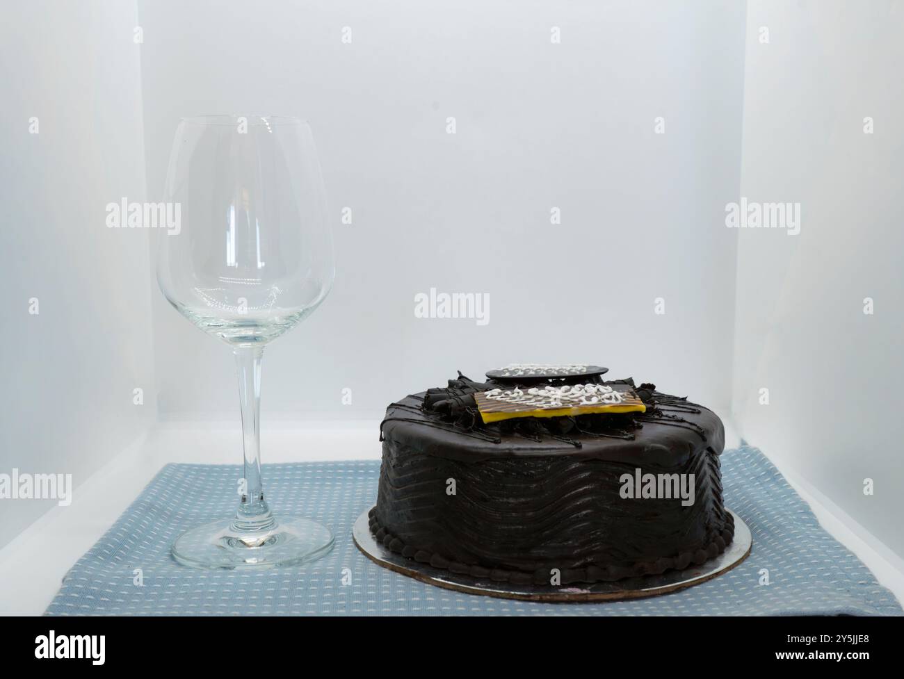 Gâteau au chocolat noir et verre de vin pour célébration et anniversaire de fête romantique Banque D'Images