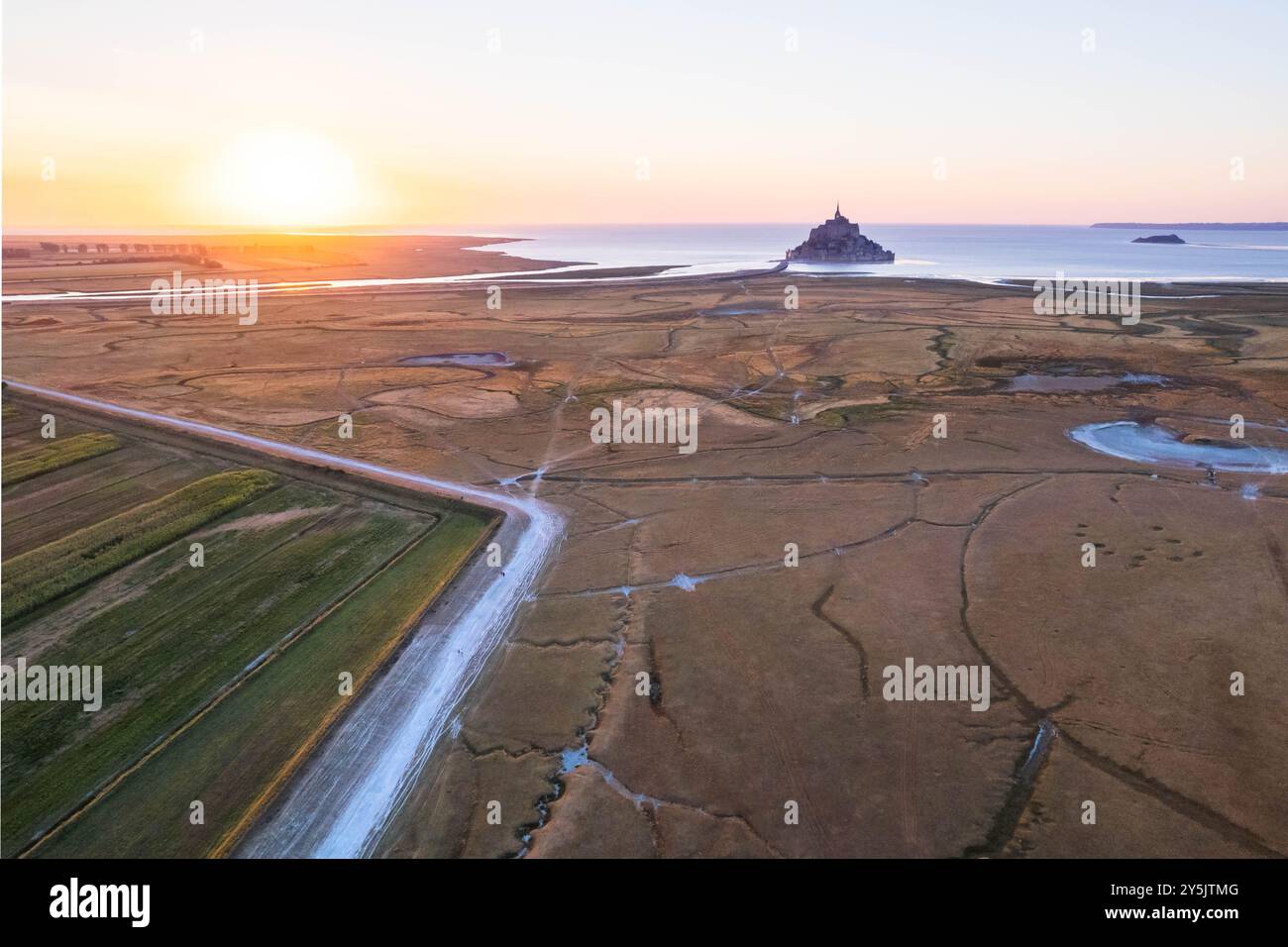 Mont Saint-Michel. Vue aérienne du sud-est pendant le coucher du soleil. Normandie, France. Banque D'Images